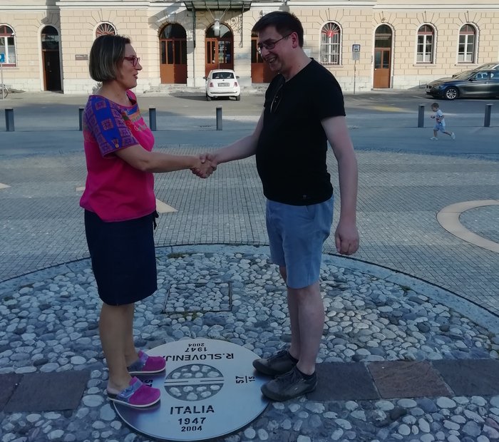 Ein Fuß in Italien, einer in Slowenien: Volker Tzschucke mit Mojca Stubelj Ars