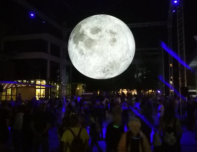 Ende September feierte auch Nova Gorica ein Lichtfestival - zum Beispiel mit dieser Mond-Installation im Stadtzentrum