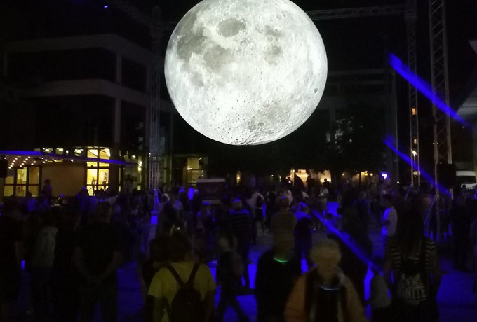 Ende September feierte auch Nova Gorica ein Lichtfestival - zum Beispiel mit dieser Mond-Installation im Stadtzentrum