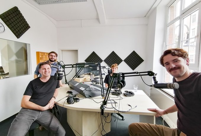 Das Podcast-Gründungsteam (v.l.n.r.) um Andreas Bischof, Matthias Fejes, die erste Moderatorin Lara-Lena Gödde und TUC-Absolvent, Redakteur und späteren Moderator Pascal Anselmi in den Studios von detektor.fm in Leipzig.